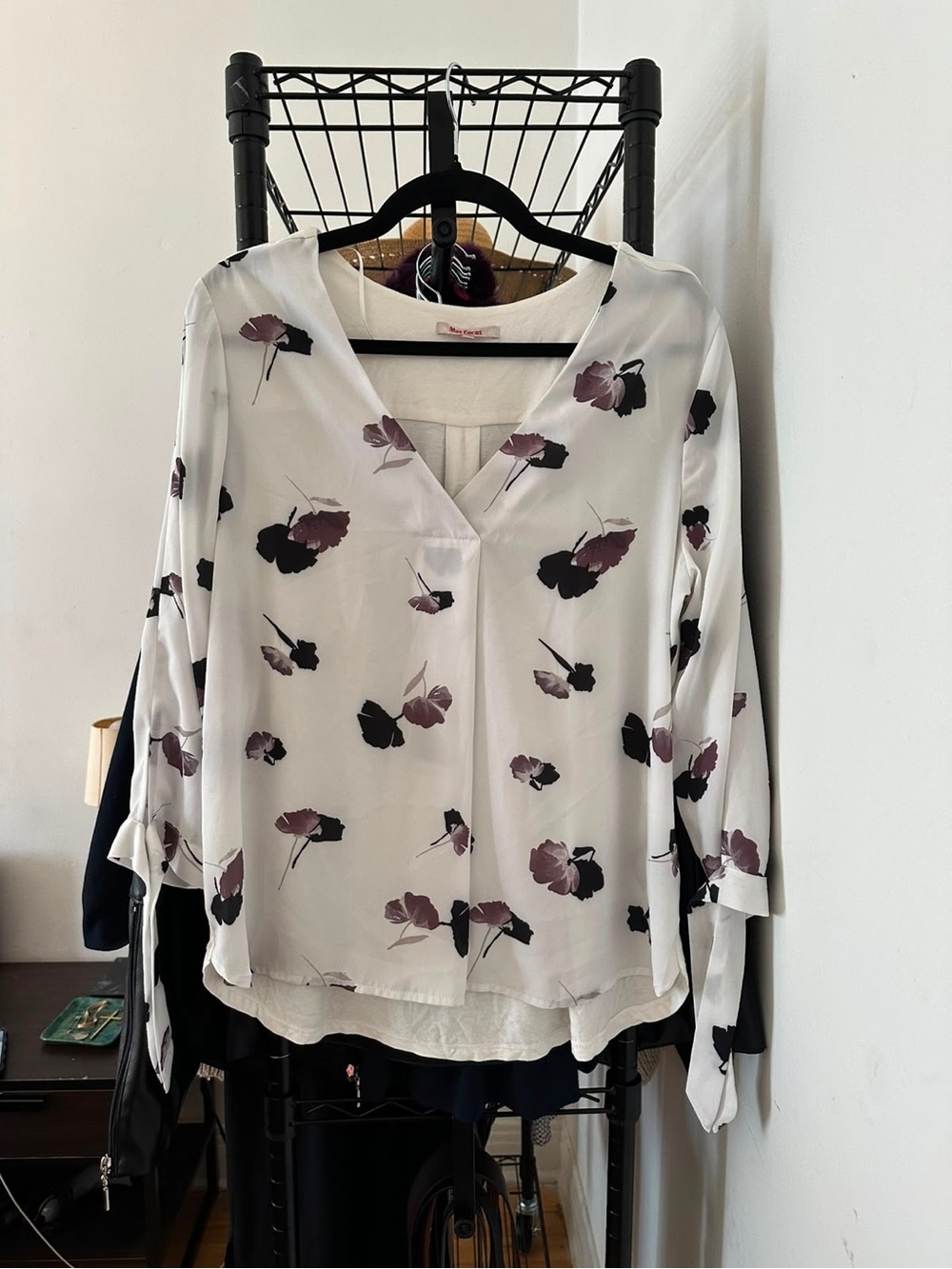 Women’s White Floral V-Neck Long-Sleeve Blouse